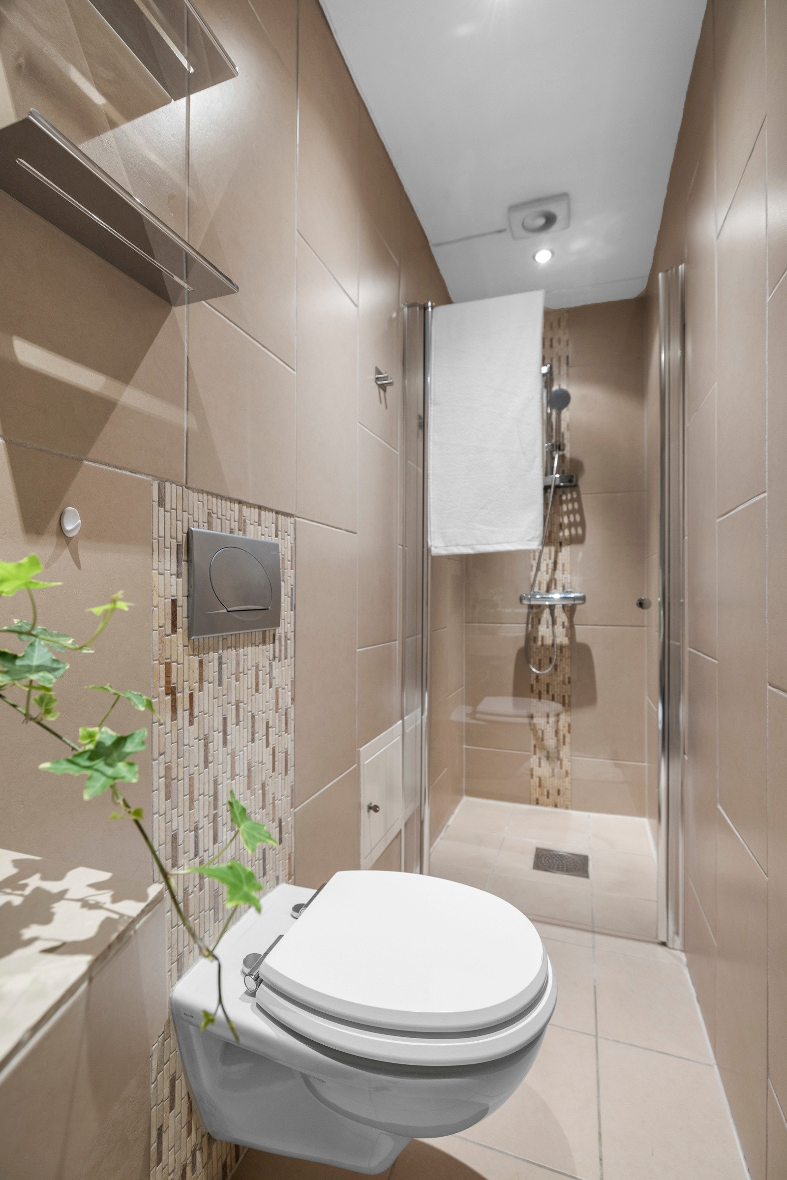 Flislagt baderom med adkomst fra entré. Baderommet er opplyst å være fra 2007. Galleribilde