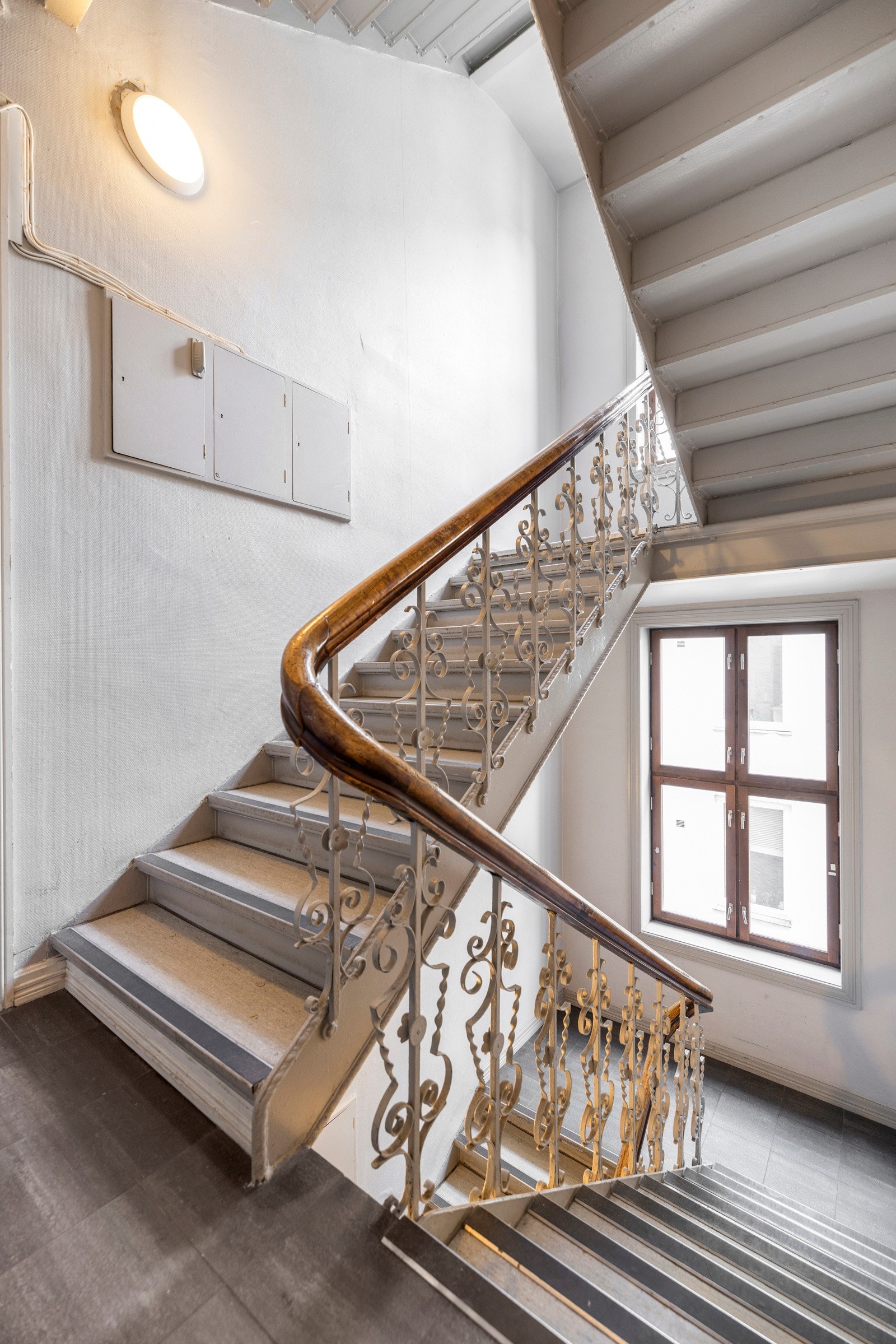 Bygården er oppført i 1896 i mur- og teglsteinskonstruksjoner med en rekke klassiske detaljer. Galleribilde