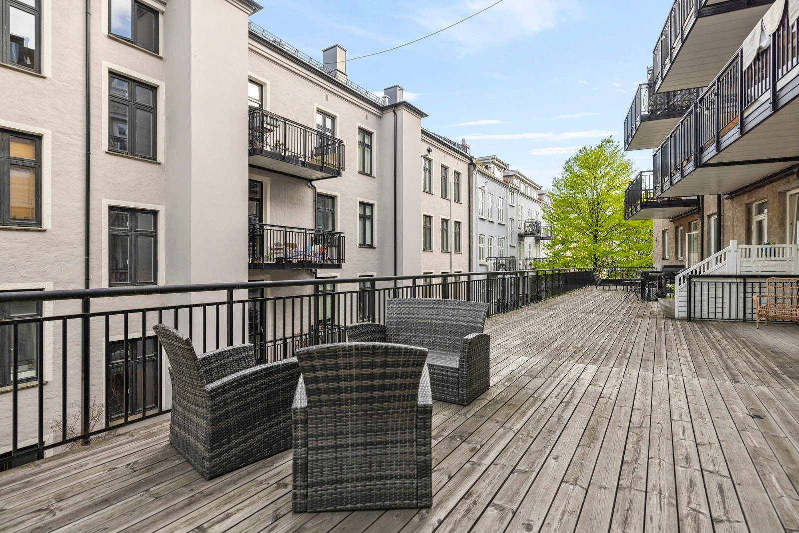 Sameiet har en stor felles terrasse i bakgården som kan benyttes til glede for beboerne. Galleribilde