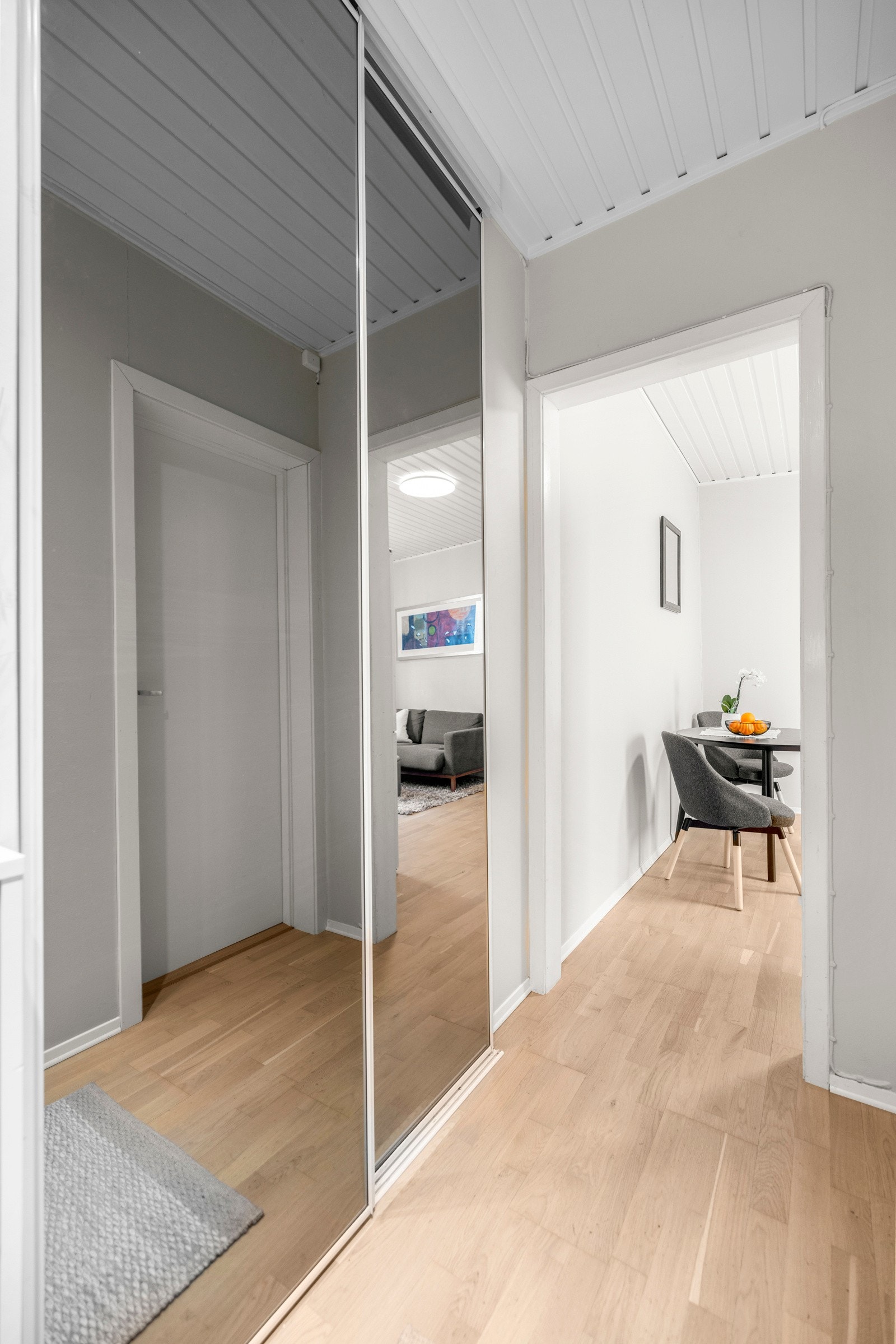 Leiligheten holder en gjennomgående god standard, og kan by på praktiske egenskaper som vil gjøre hverdagen enkel. Galleribilde