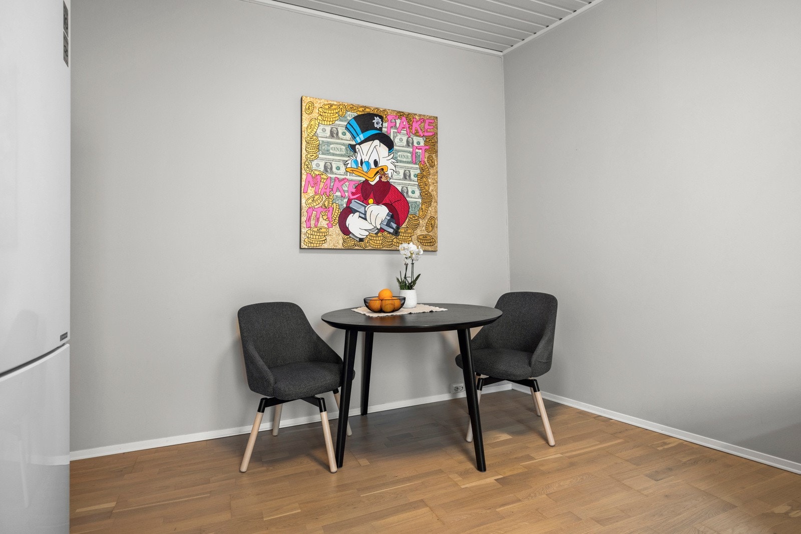 Lave felleskostnader på kr. 2 172,- pr. mnd. som inkl. bl.a. Internett, nedbetaling av fellesgjeld, vaktmestertjeneste, byggforsikring, kommunale avgifter, drift og vedlikehold mm. Galleribilde