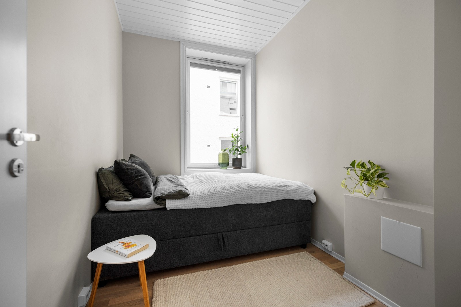 Soverommet er malt i en behagelig lys tone og utsmykket med dype vinduskarmer. Galleribilde