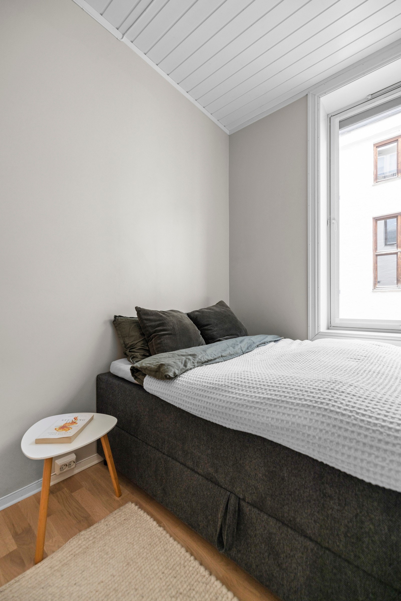 Soverommet er som leiligheten ellers, vendt mot rolige omgivelser. Galleribilde