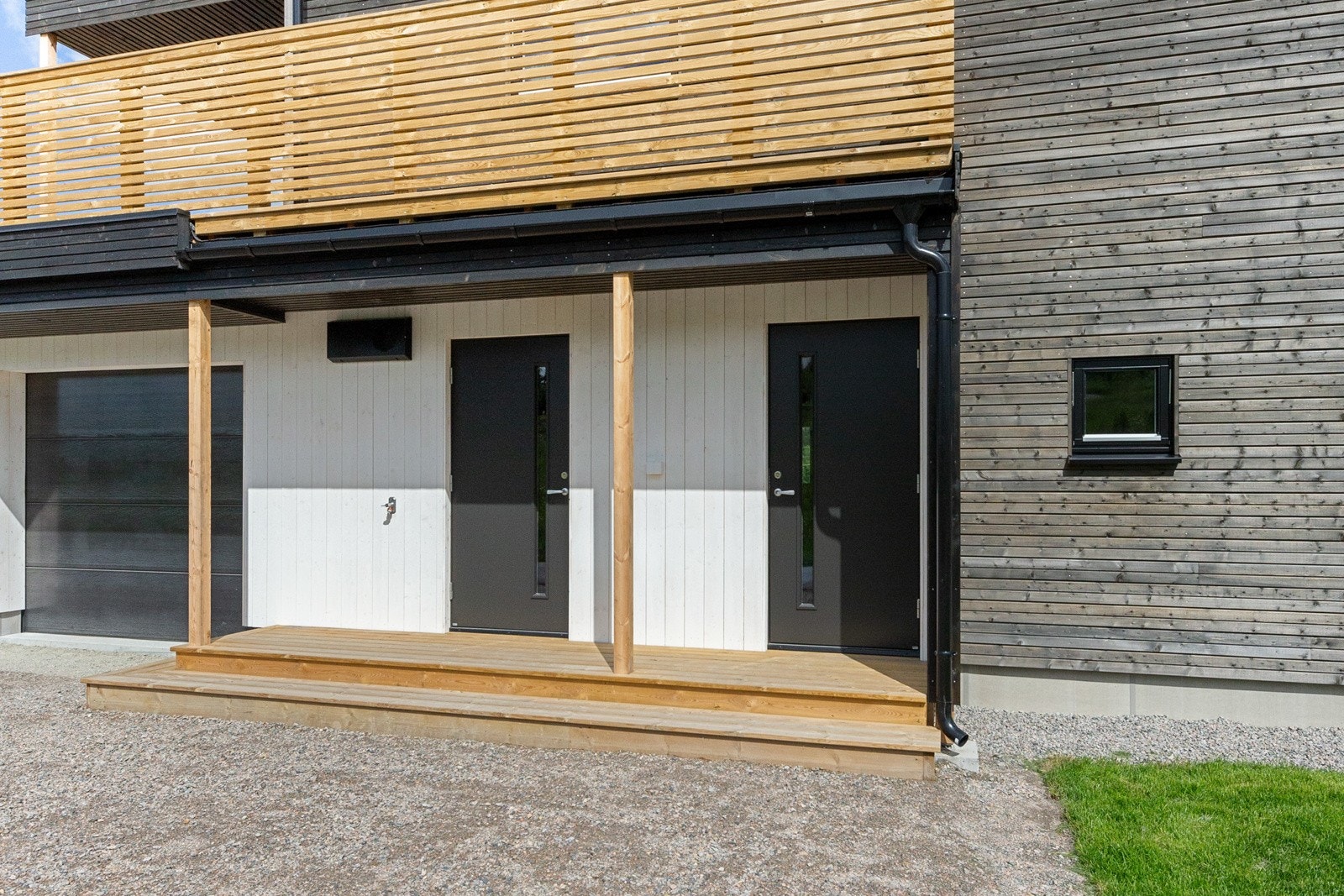 Et pent overbygget inngangsparti. Galleribilde