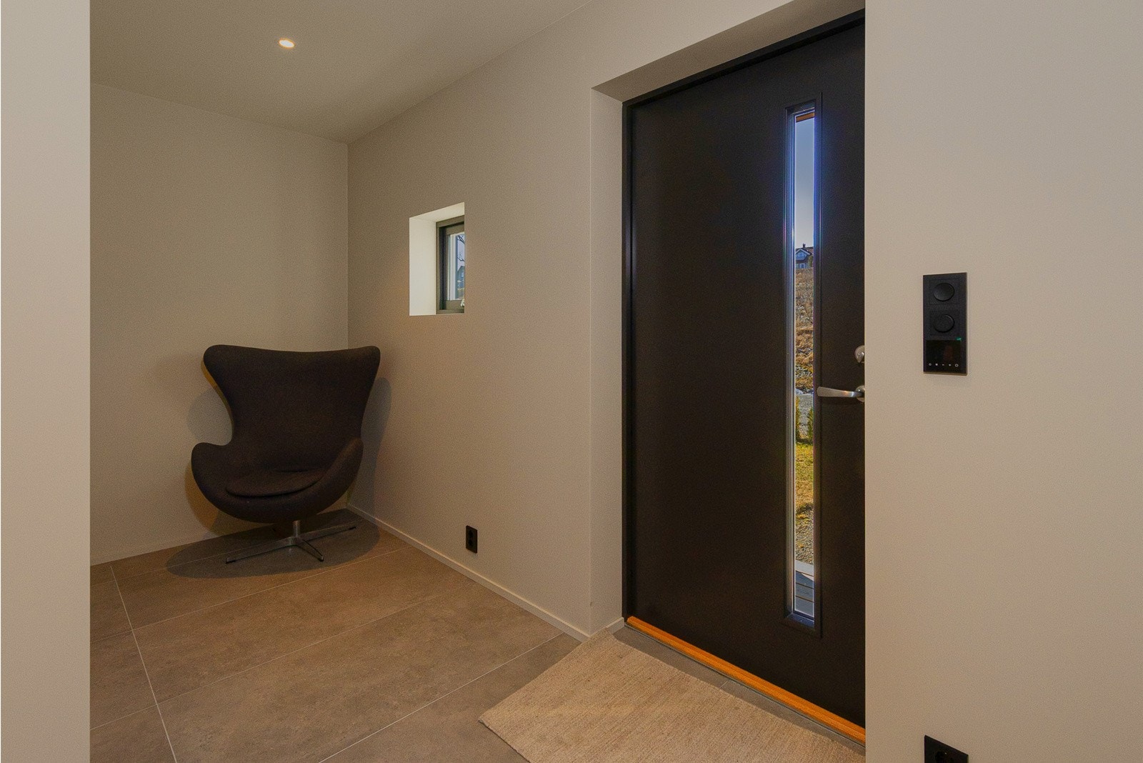 Stor entre hvor det er avsatt plass til garderobe. Galleribilde