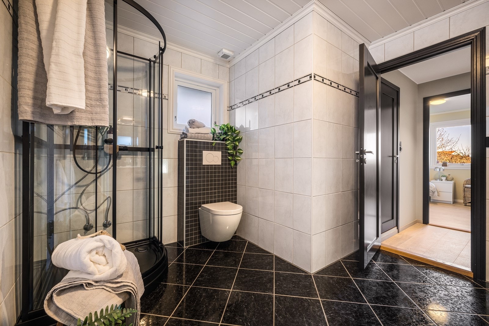 Badet har også adkomst fra soveromsgangen. Galleribilde