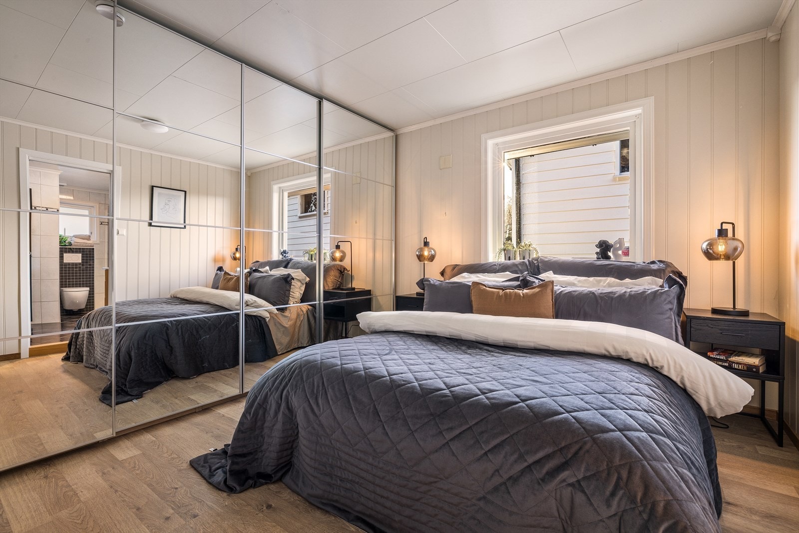 Hovedsoverommet er av god størrelse og har plass til både stor seng, nattbord og har stort garderobeskap. Galleribilde
