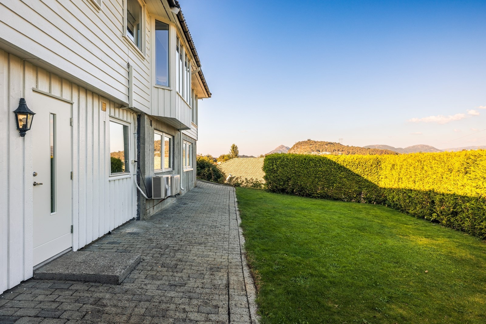 På nedsiden av huset er det grønn og flat pen - perfekt for lek og ballspill. Galleribilde