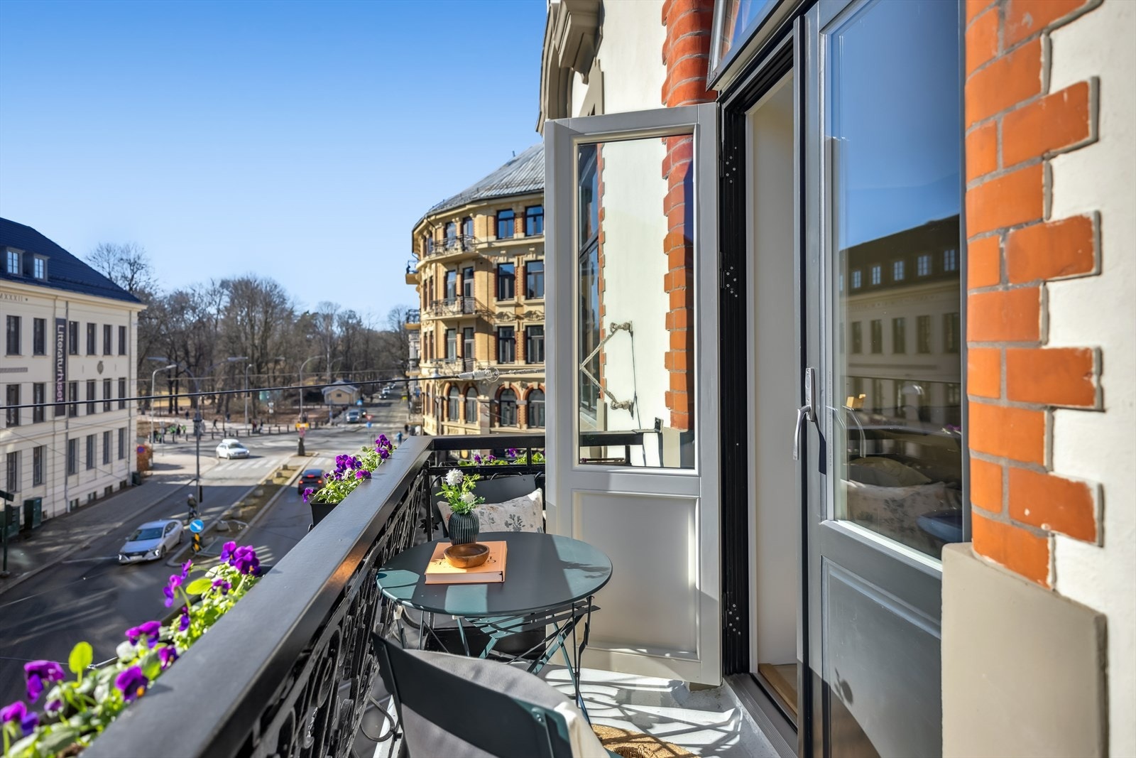 Leiligheten ligger i byggets 3. etasje og har fantastisk sentral beliggenhet med utsikt mot Slottsparken. Galleribilde