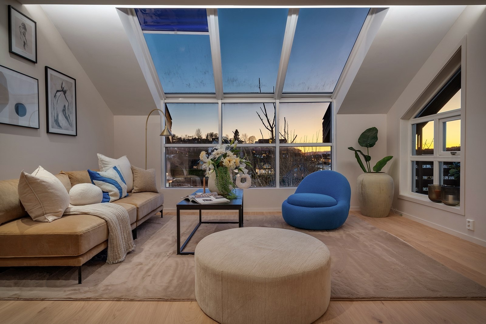 - Merk de generøse vindusflatene som bidrar til rikelig med verdifullt lysinnslipp, samt en åpen og luftig romfølelse - Galleribilde