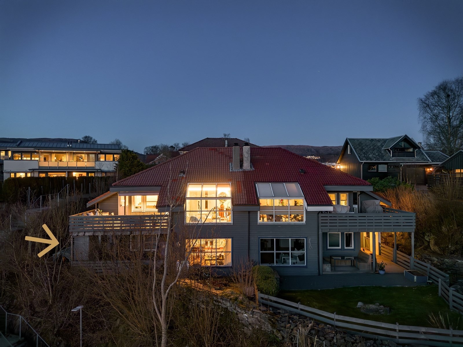 - Boligen har en hybel som pt. er utleid for kr 10 000,- pr. mnd. - Galleribilde