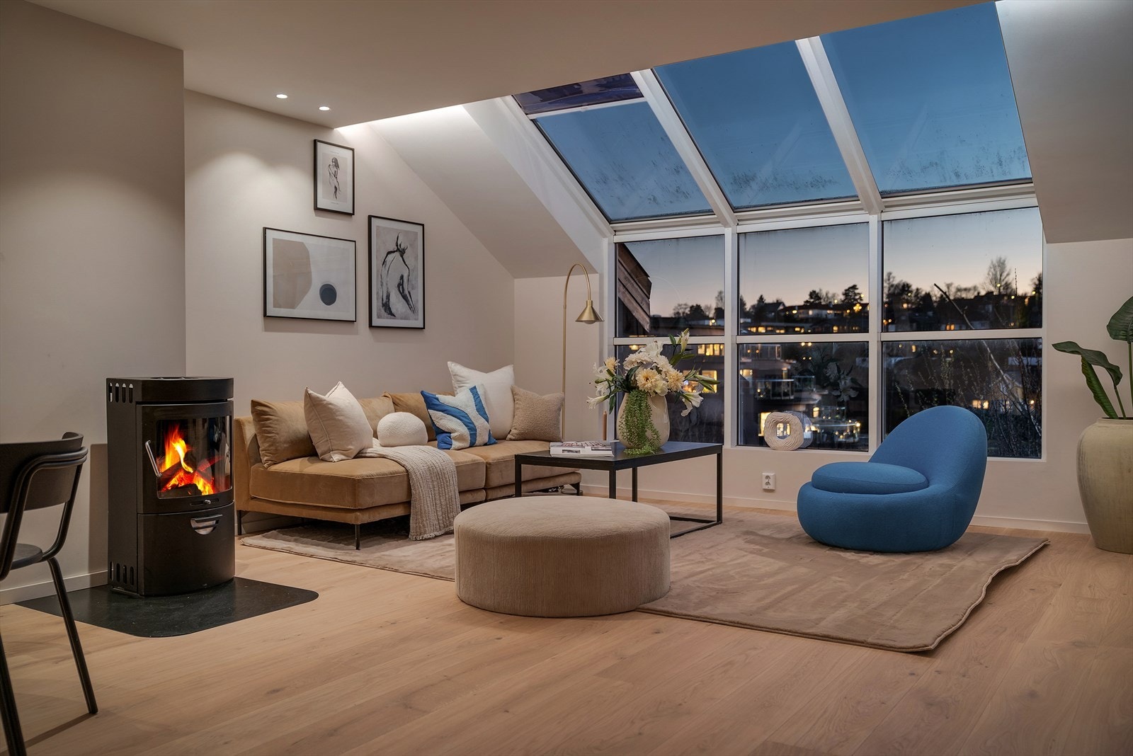 - Her finner du stue, kjøkken, 2 soverom, 2 bad og entré/hall - Galleribilde