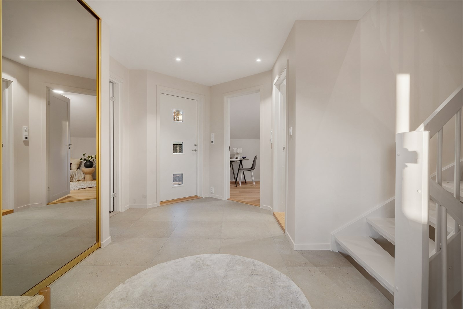 - Entréen er lys og innbydende, og gir et flott og representativt førsteinntrykk av boligen - Galleribilde