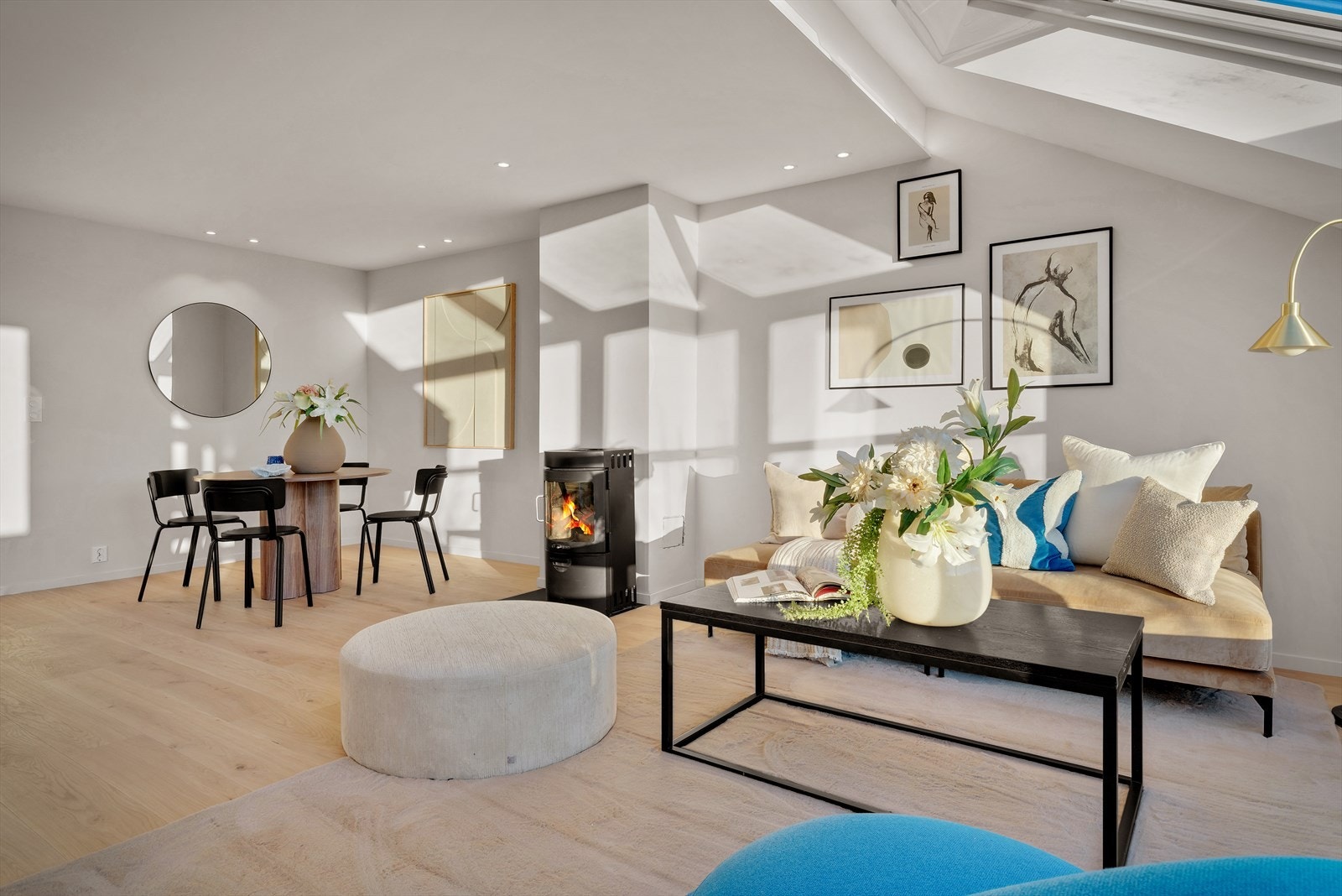 - Den praktiske løsningen i stuen gir rom for flere møbleringsplaner, alt etter ønske og behov - Galleribilde