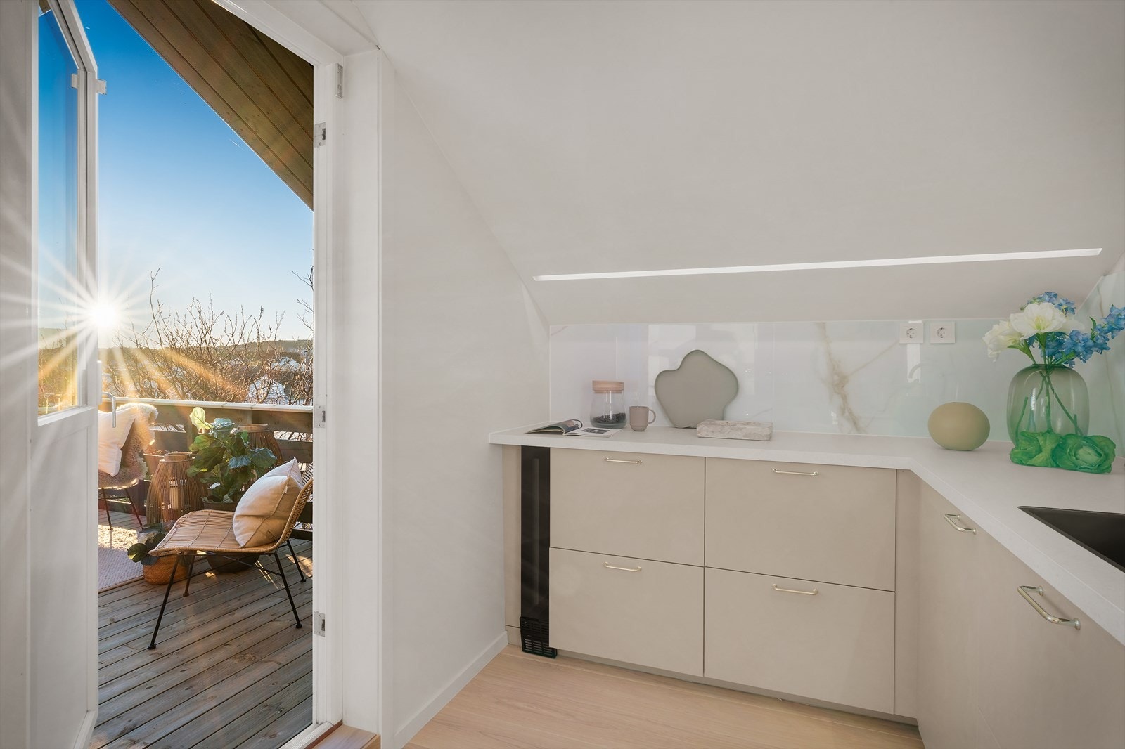 - Fra kjøkkenet har du videre tilkomst til terrassen - Galleribilde