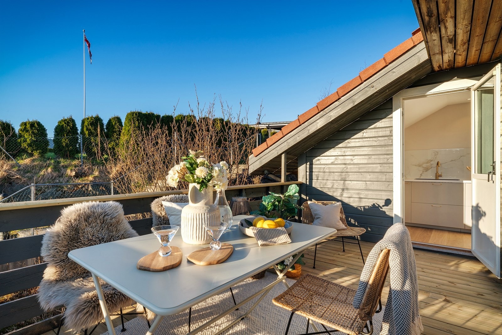 - Med direkte tilkomst til kjøkkenet blir det svært lettvint å invitere på grillkvelder - Galleribilde