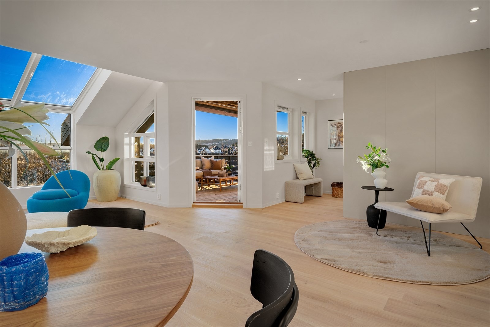 - Stuen måler hele 35m² og har god plass til sofagruppe og spisebord i hver sin naturlige sone - Galleribilde