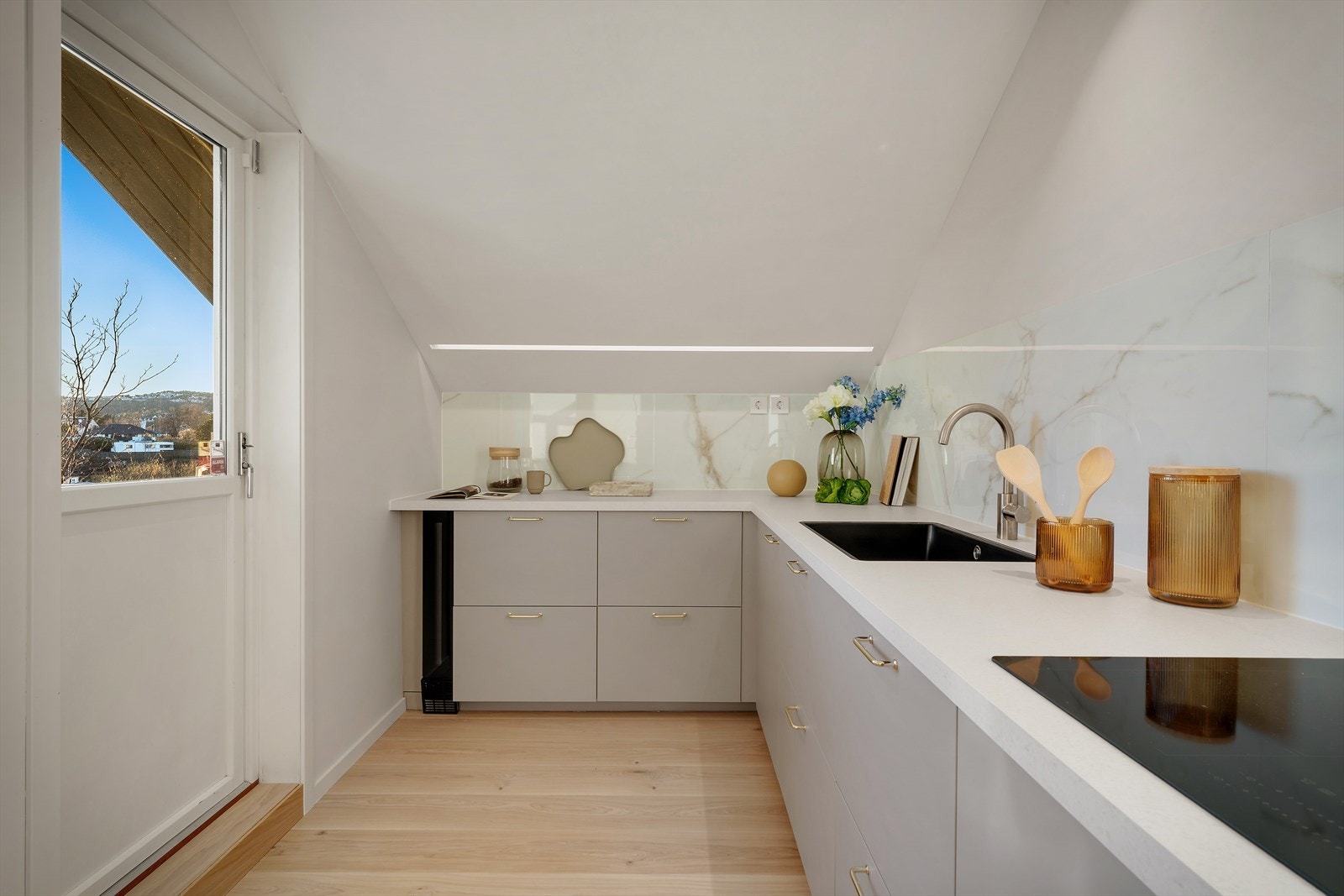 - Et komplett kjøkken med helintegrerte hvitevarer som induksjon platetopp, stekeovn, oppvaskmaskin og kjøleskap - Galleribilde