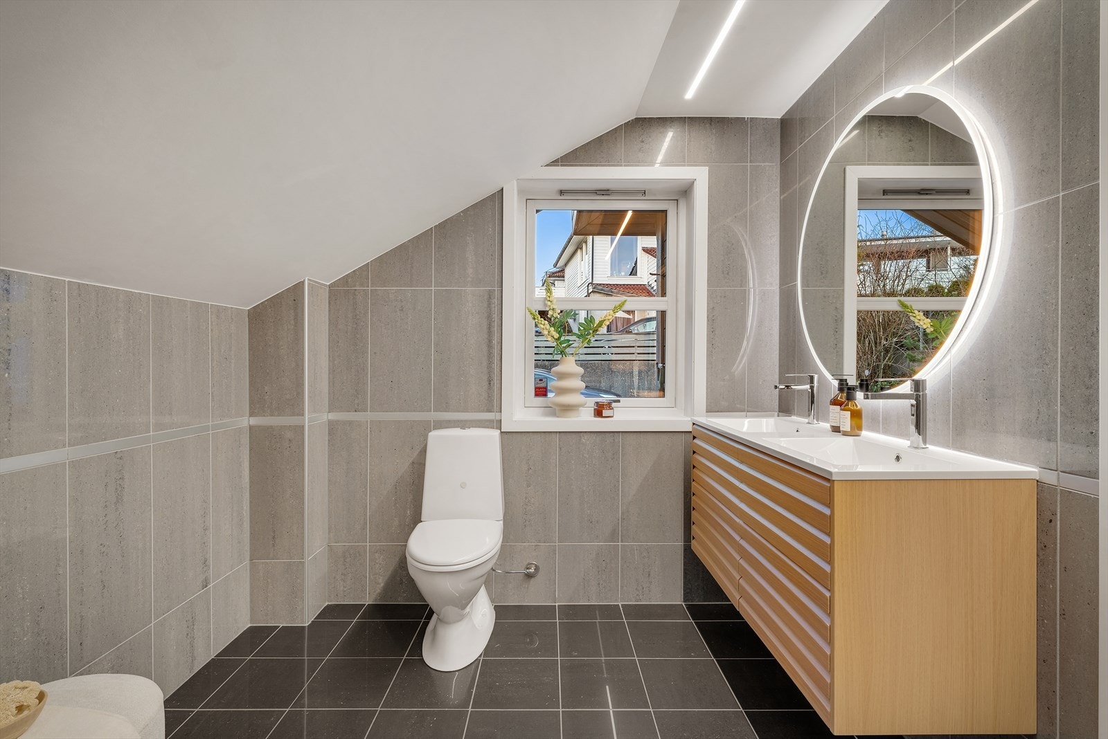 - Lekkert, helfliset baderom på 7,2m² med behagelig varme i gulv - Galleribilde