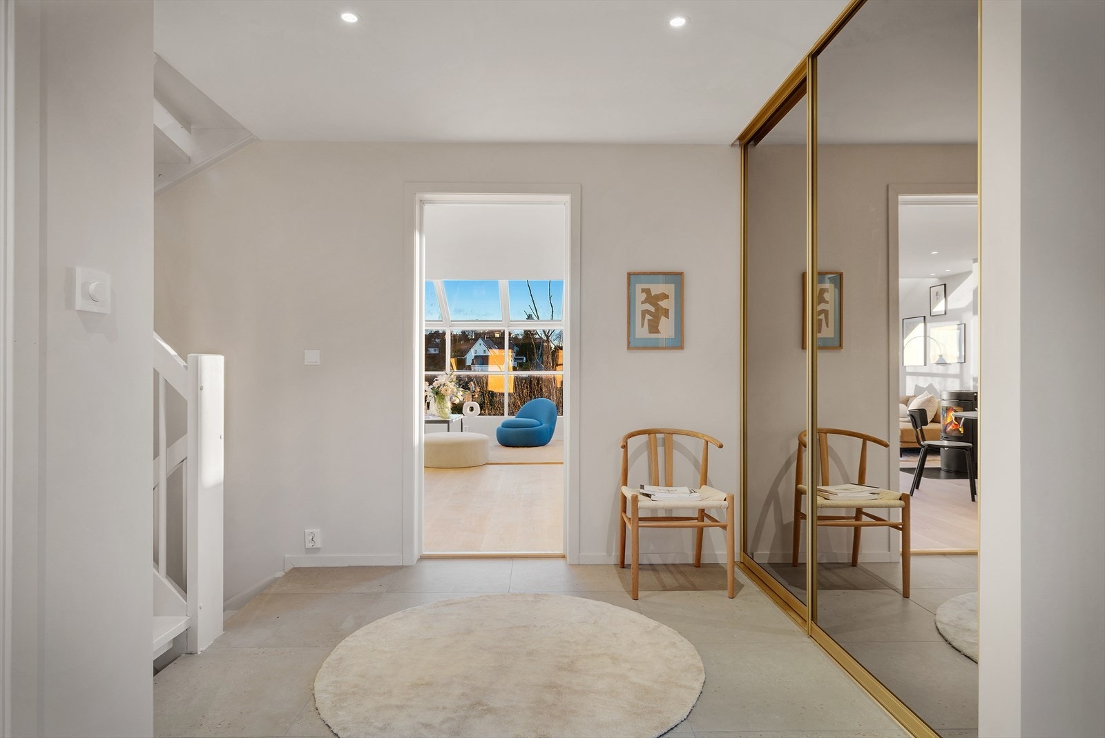 - Romslig hall på 13,8m² med praktiske fliser og behagelig varme i gulv. Merk integrert garderobeløsning med skyvedører i speil - Galleribilde