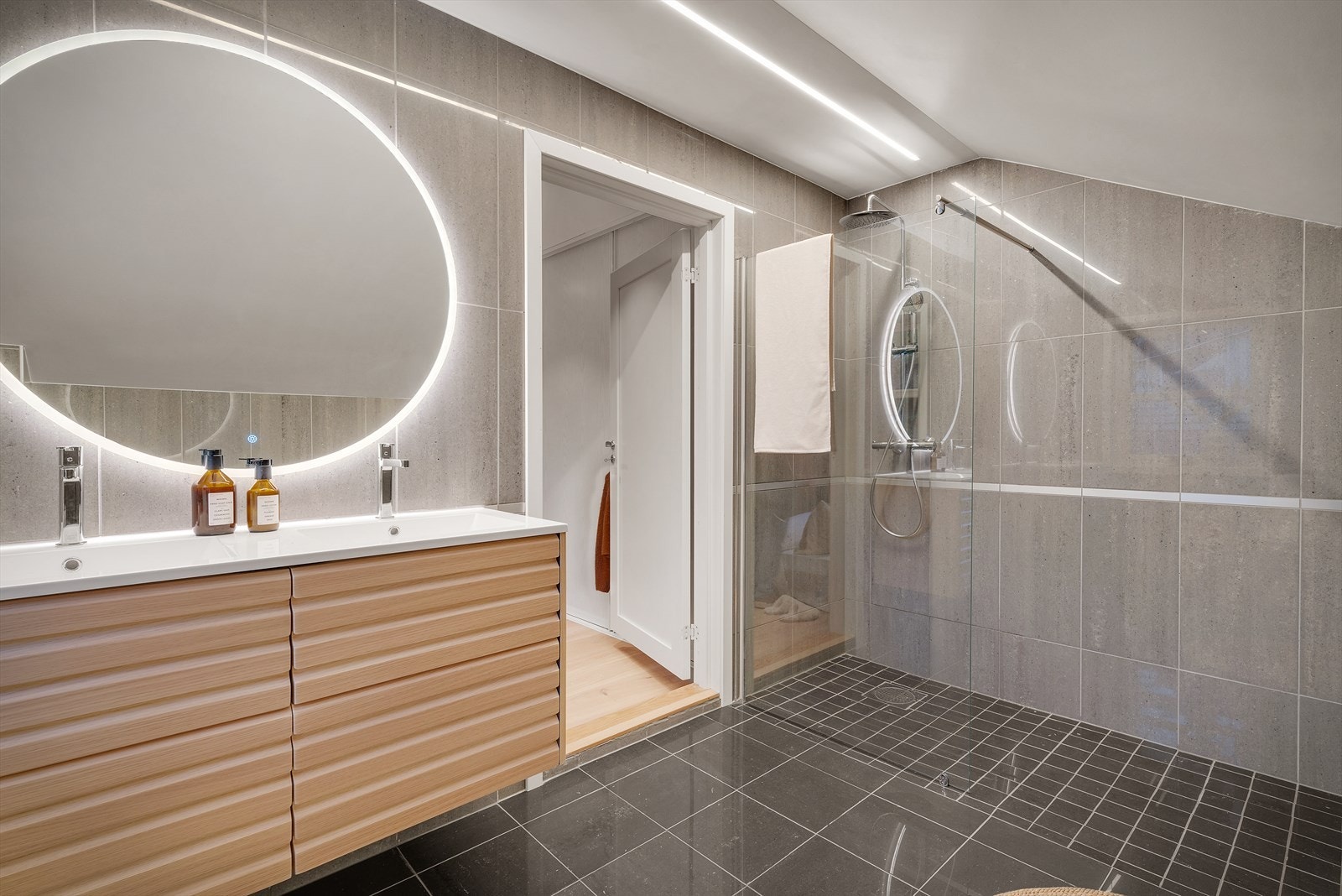 - Merk ledstripe i tak - Galleribilde