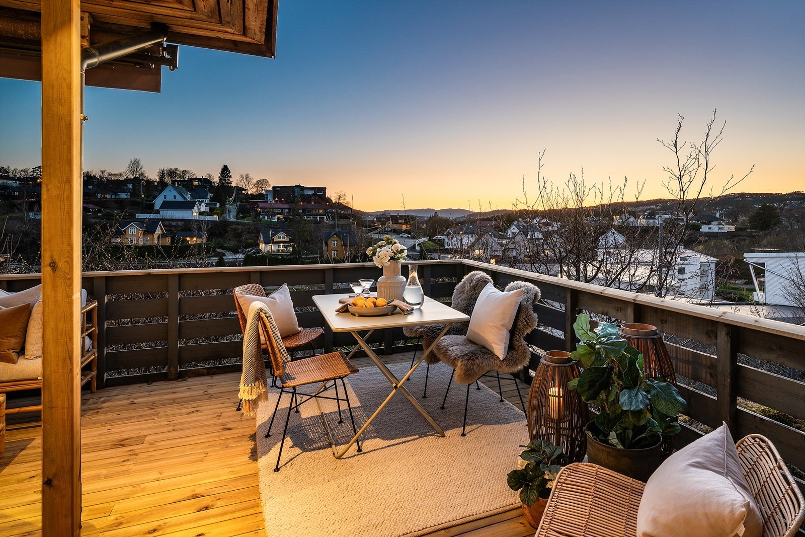 - Boligen ligger på et høydedrag, og du kan derfor nyte fri utsikt uten noen form for sjenerende innsyn - Galleribilde