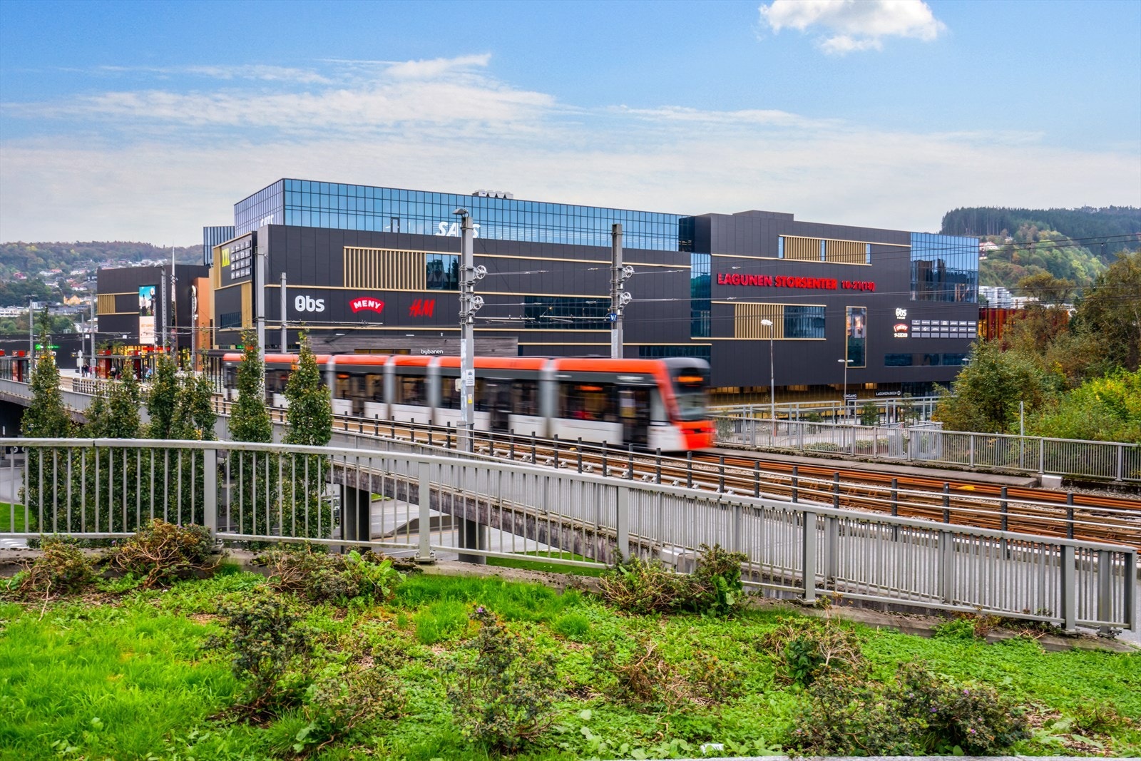 - 5 minutters kjøring til Lagunen Storsenter, hvor du finner et nesten ubegrenset servicetilbud - Galleribilde