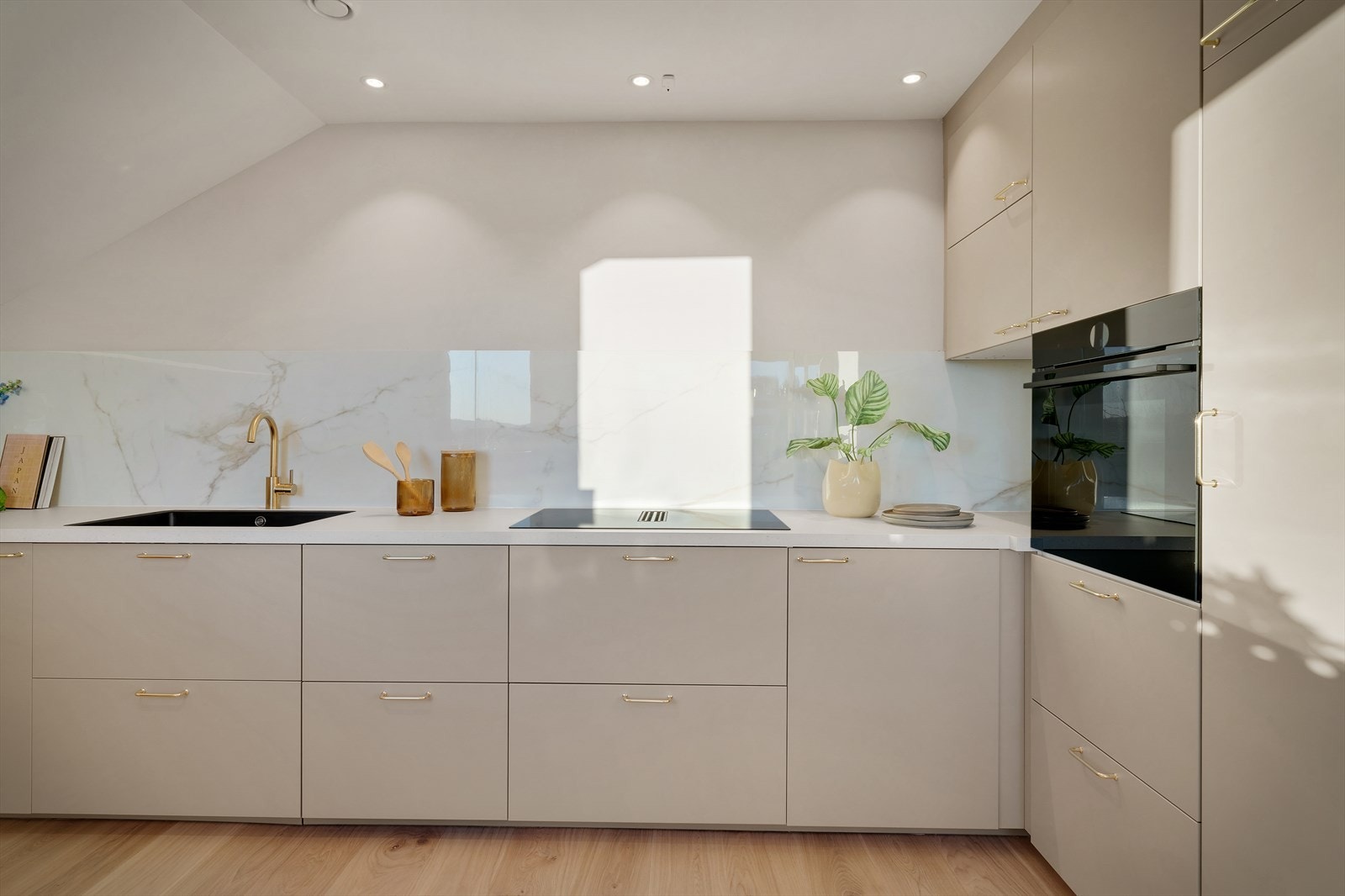 - Rålekkert kjøkken med slette fonter og benkeplate av laminat - Galleribilde