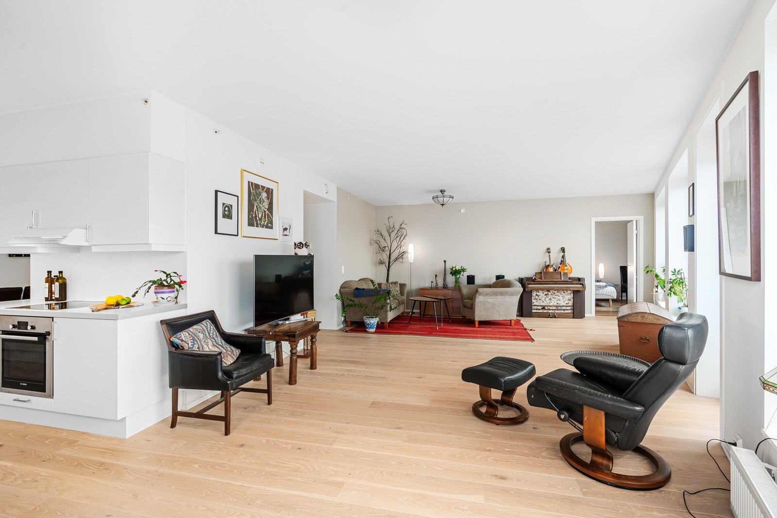 Her får du en romslig stue med flere møbleringsmuligheter. Galleribilde