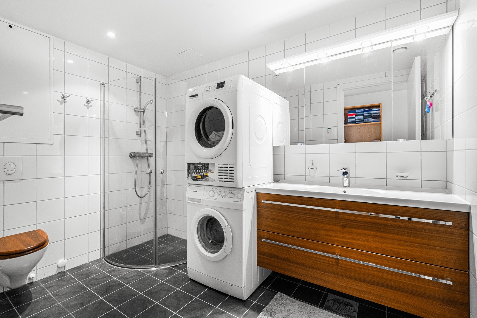 Det andre badet er av god størrelse og fungerer som et kombinert vaskerom. Galleribilde