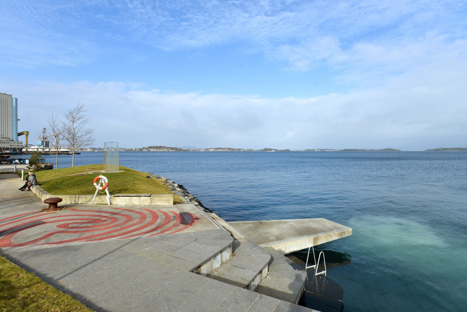 Nærområdet - Ønsker du et bad kan du gå i tøflene ned til sjøen. Galleribilde