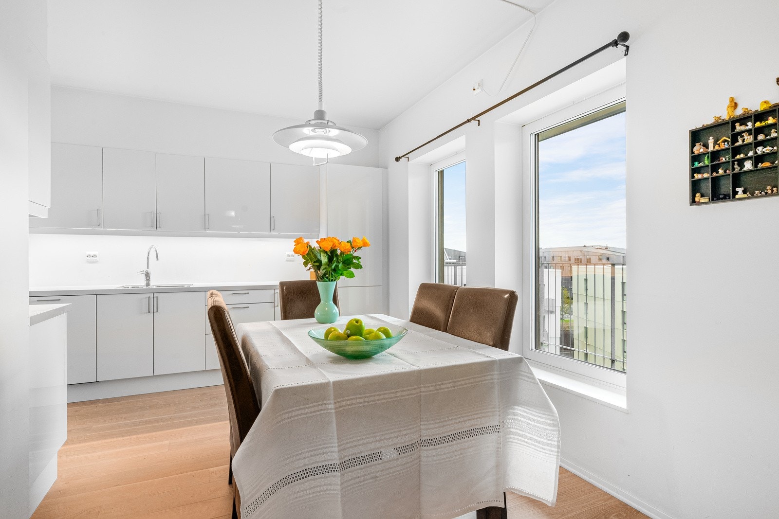 Det er god plass til et spisebord i tilknytning til kjøkkenet. Galleribilde