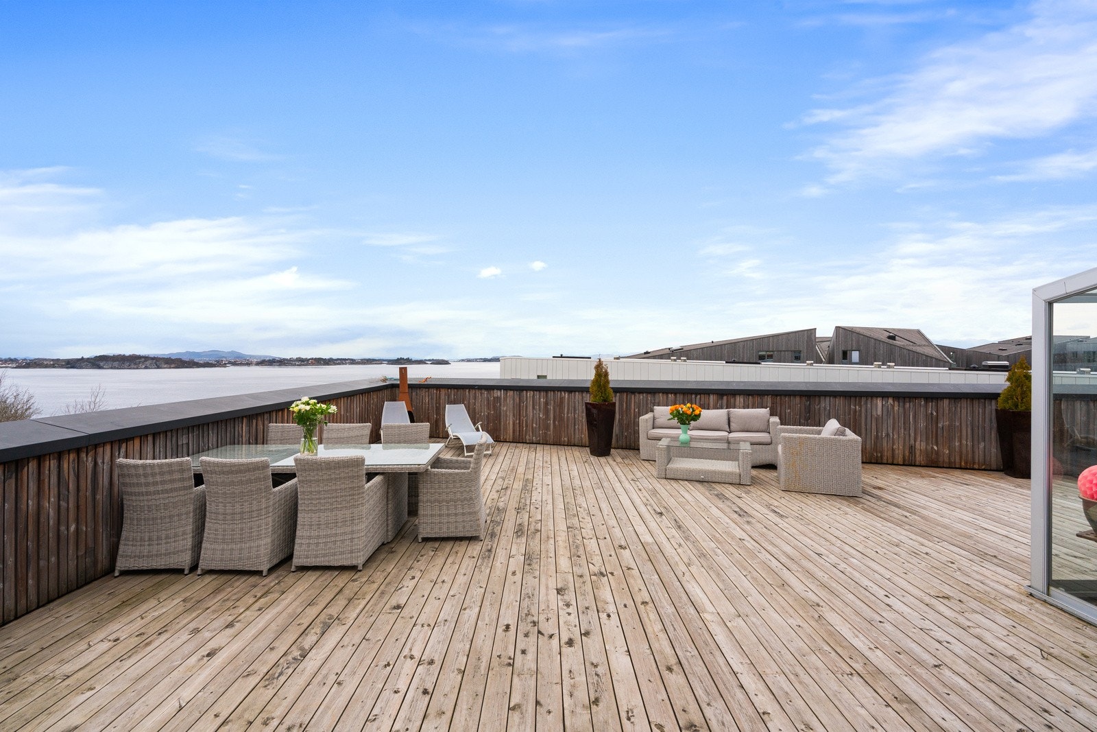 God plass til både spisegruppe, lounge og solsenger på terrassen. Galleribilde