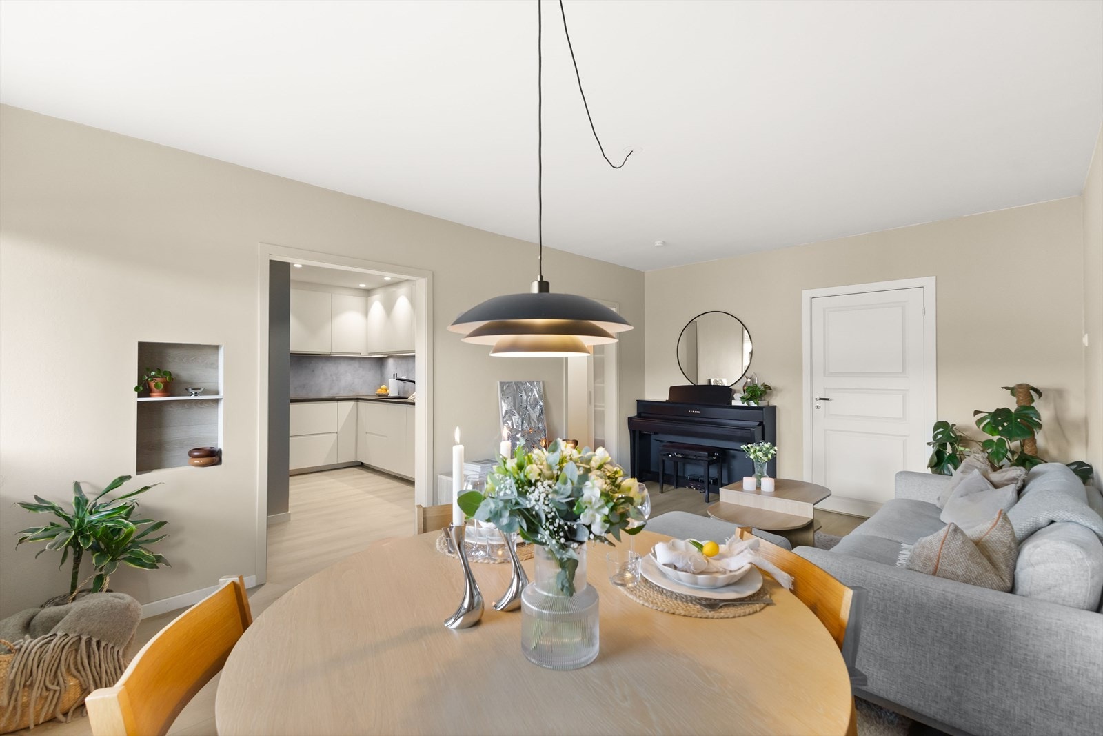 I stue er det fin plass til flere sittegrupper og soner. Her kan du innrede etter ønske og behov Galleribilde