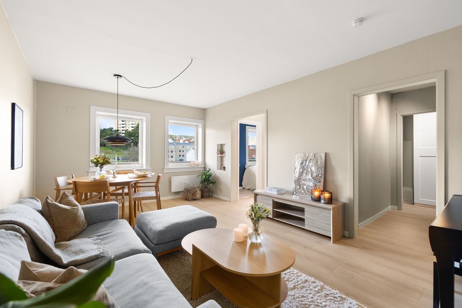 Lys og attraktiv stue med gode møbleringsmuligheter Galleribilde