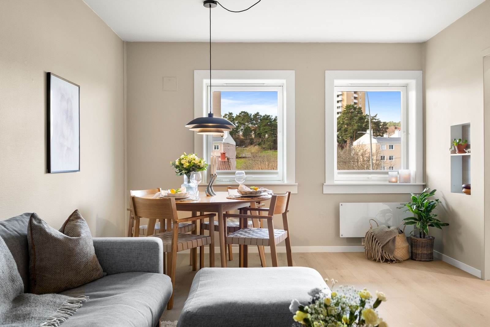 Store vindusflater gir rikelig med naturlig lysinnslipp. Leiligheten er vestvendt og har svært gode lys- og solforhold. Her kan du åpne vinduene for fult og nyte ettermiddags- og kveldsola Galleribilde