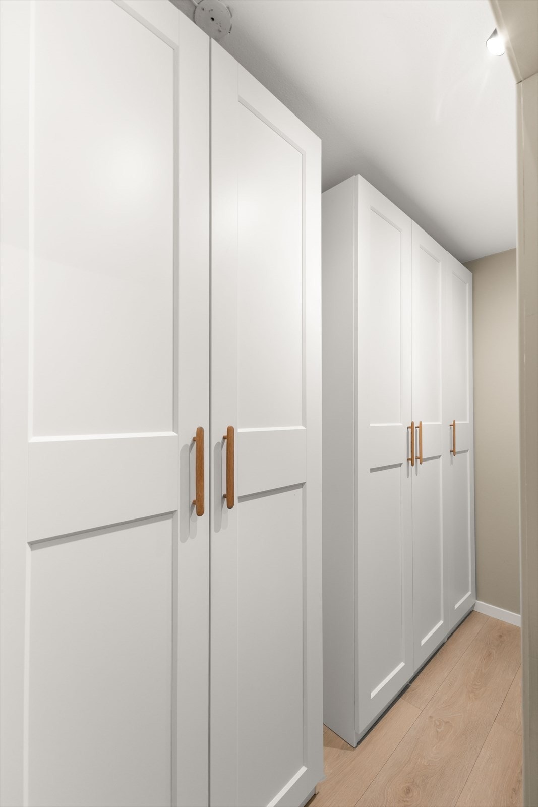 Det er rikelig med lagringsplass i medfølgende garderobeskap Galleribilde