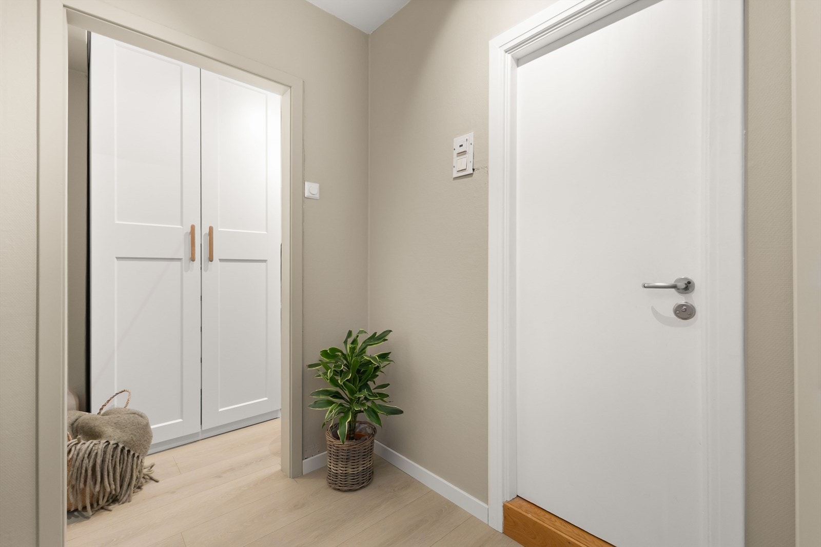 Praktisk løsning med bod/garderobe med gode oppbevaringsmuligheter Galleribilde