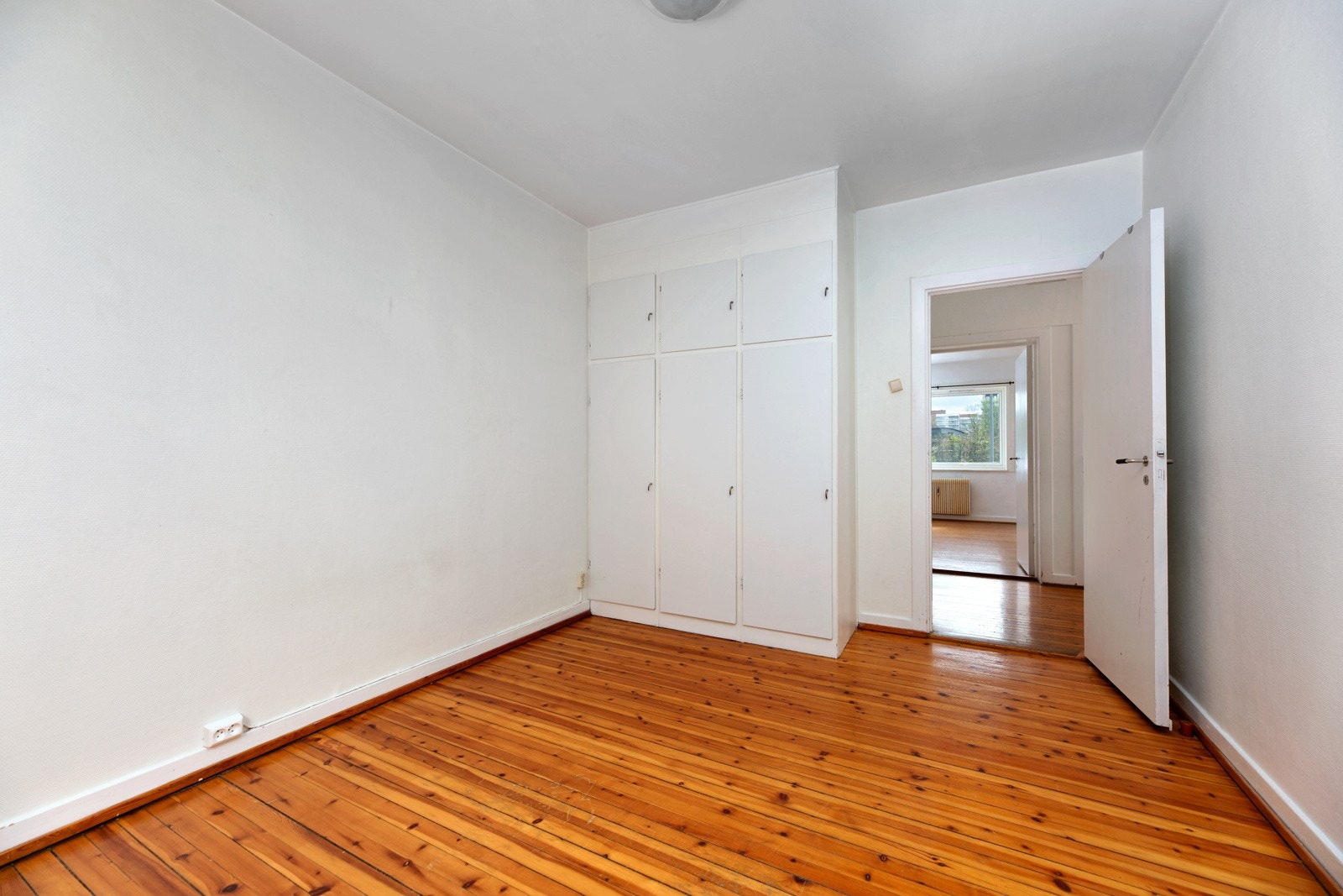 Innredet med et plassbygget garderobeskap. Galleribilde