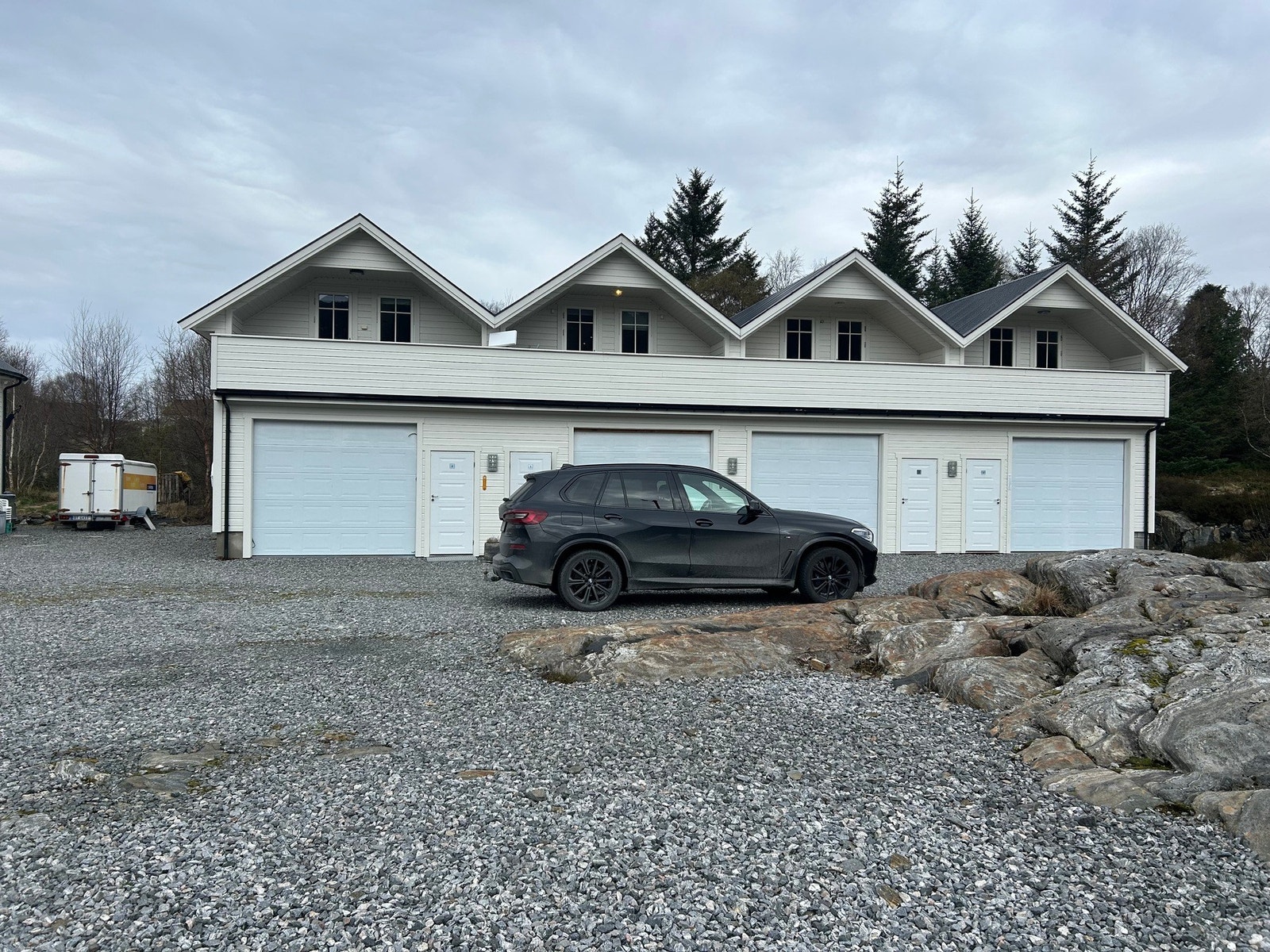 Velkommen til sameiet "Massneset Naust" på Kalveneset. (Naustet/seksjonen som selges er nr. 2 fra venstre) Galleribilde