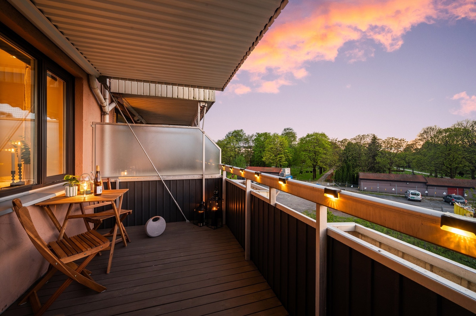 Fra stuen er det utgang til en flott og solrik balkong på ca. 8 kvm med frodig utsyn mot grønne og hyggelige omgivelser i nabolaget. Galleribilde