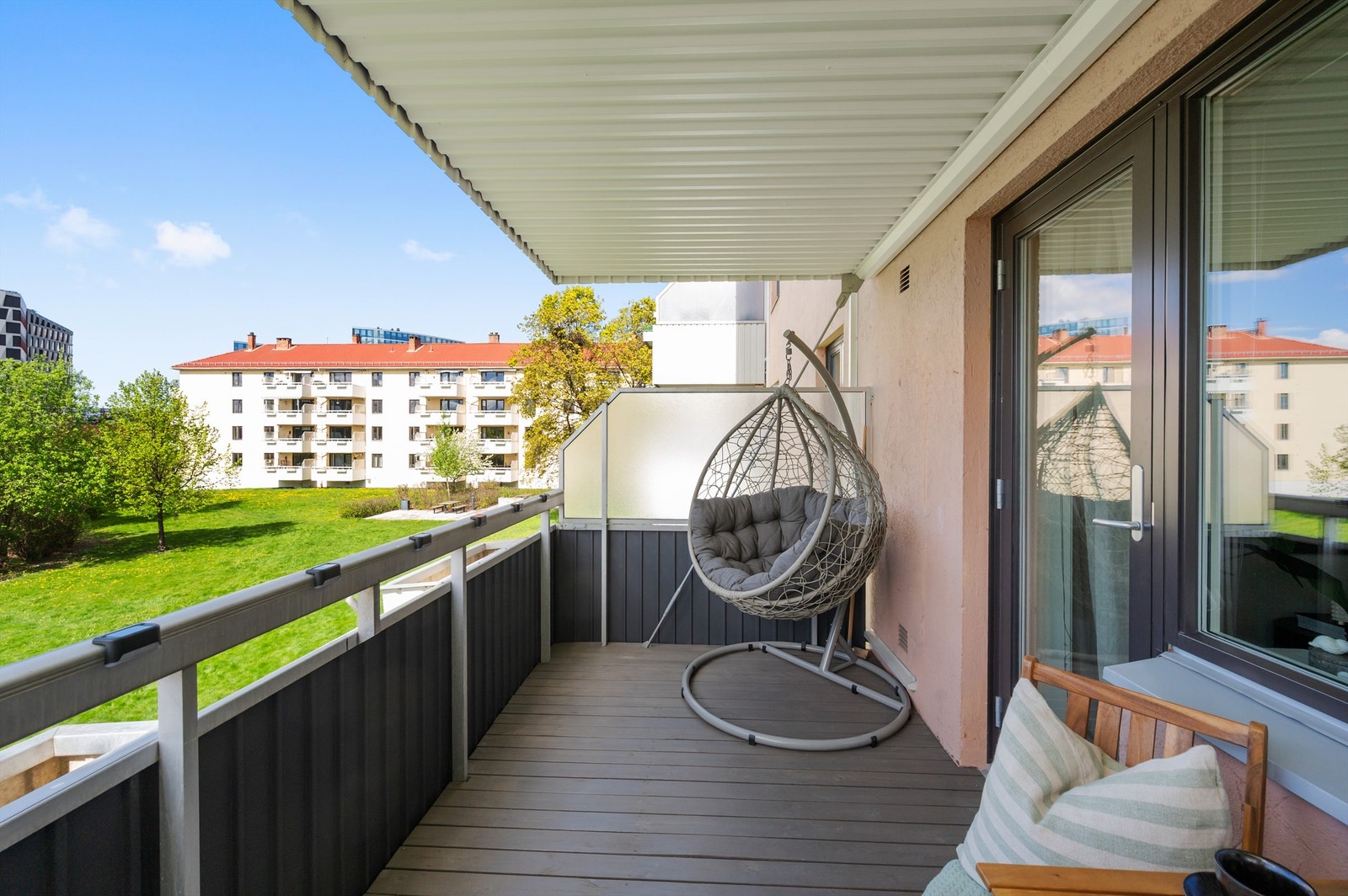 Fine forutsetninger for å kunne nyte årets varme dager like utenfor egen stue. Balkongen er vestvendt og har svært lite innsyn. Galleribilde