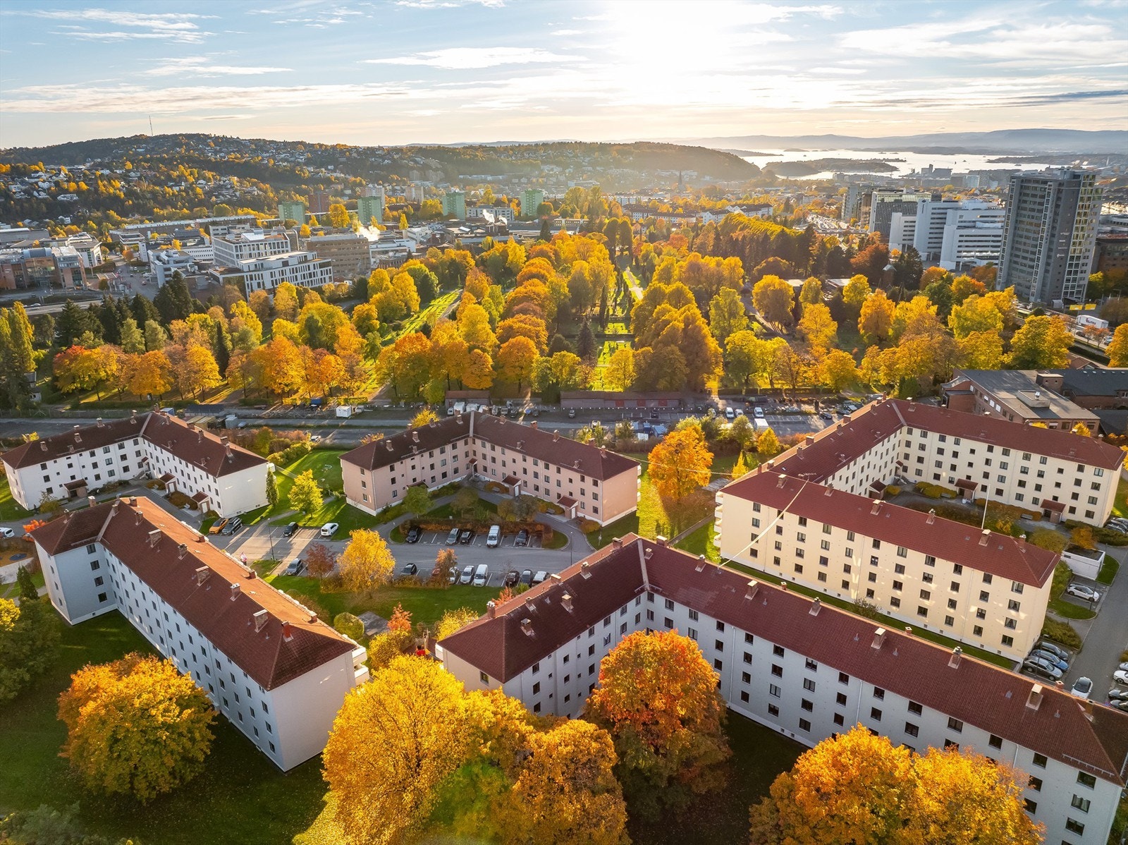 Tilbaketrukket beliggenhet, men samtidig svært sentralt hvor det er enkelt å komme seg rundt i byen. Galleribilde
