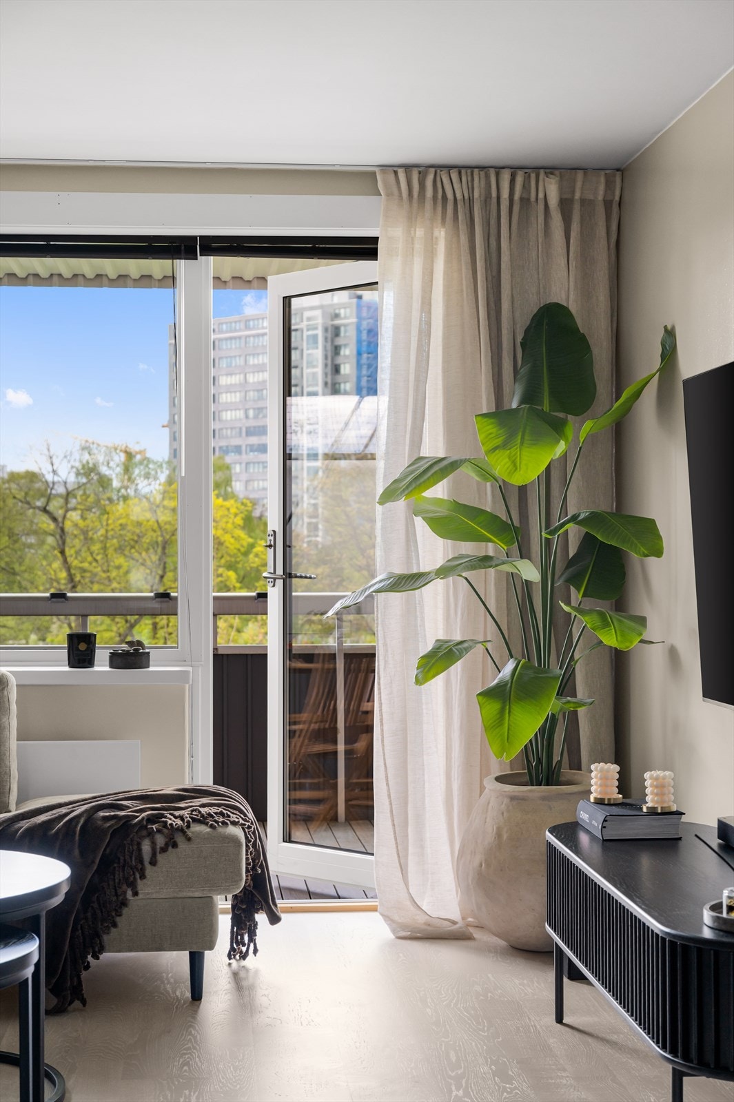 Fra stuen er det utgang til balkong som er en fin forlengelse av rommet. Galleribilde