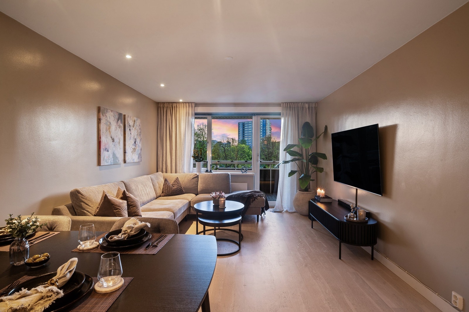 Leiligheten byr på en lys og romslig stue med store vindusflater som slipper inn rikelig med lys og luft samt fin utsikt, i tillegg er det svært lite innsyn. Galleribilde