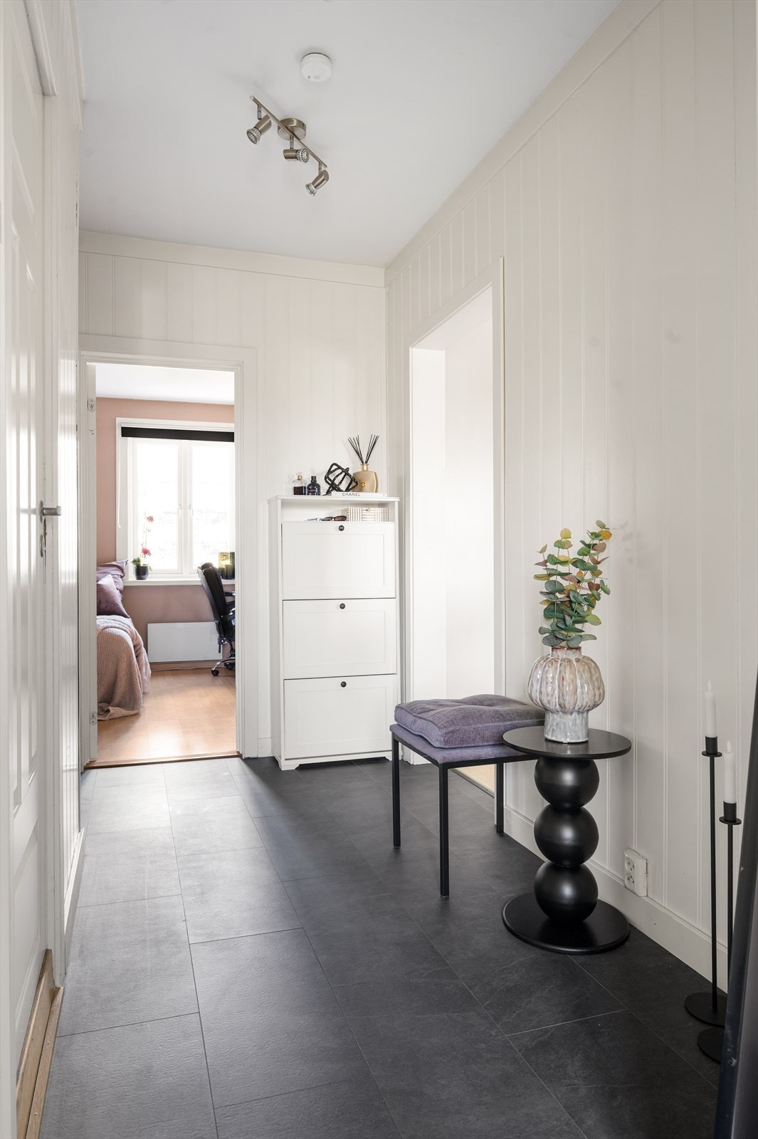 Entréen gir deretter videre adkomst til kjøkken, stue, bad og ett av soverommene. Galleribilde