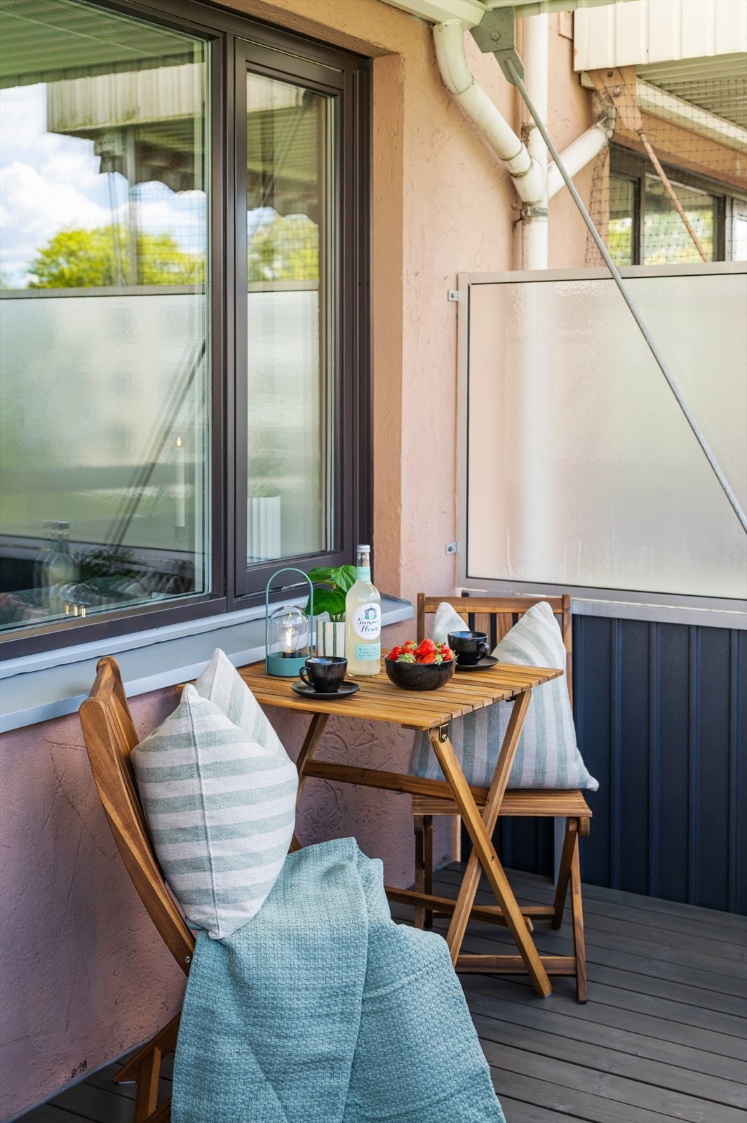 Det er god plass til loungemøbler, el/gass-grill og stoler. Gulvflater belagt med terrassebord. I 2024 ble det gjennomført overflatebehandling på balkongen. Galleribilde