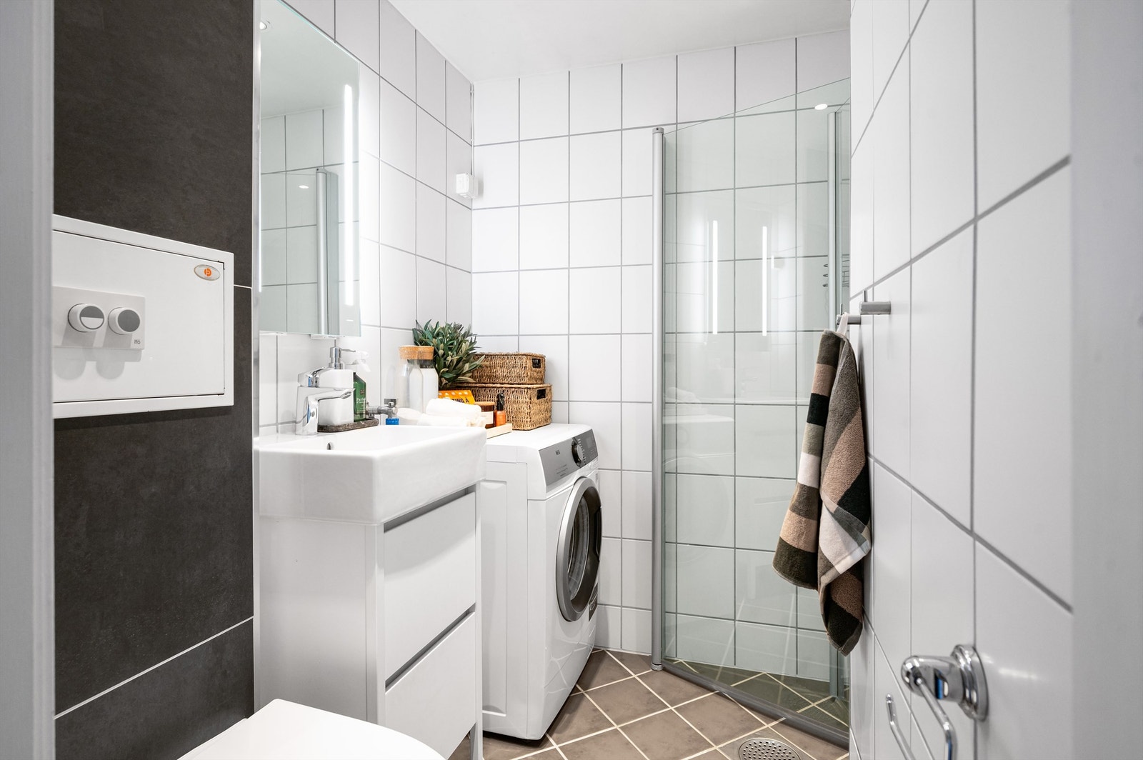 Tidløst og flislagt bad med gulvvarme, downlights i himling og opplegg til vaskemaskin. Badet ble rehabilitert i regi av borettslaget i 2005/06. Galleribilde