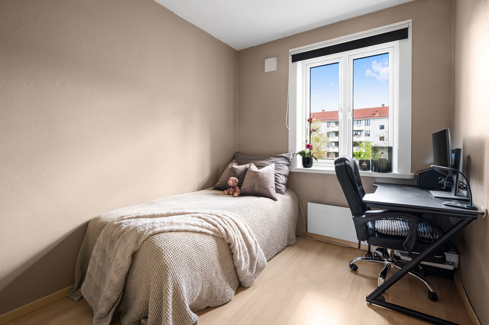 Boligen er tilknyttet Obos OpenNet og Allente som leverandør av internett/tv. Avgift er inkludert i de månedlige felleskostnadene. Galleribilde