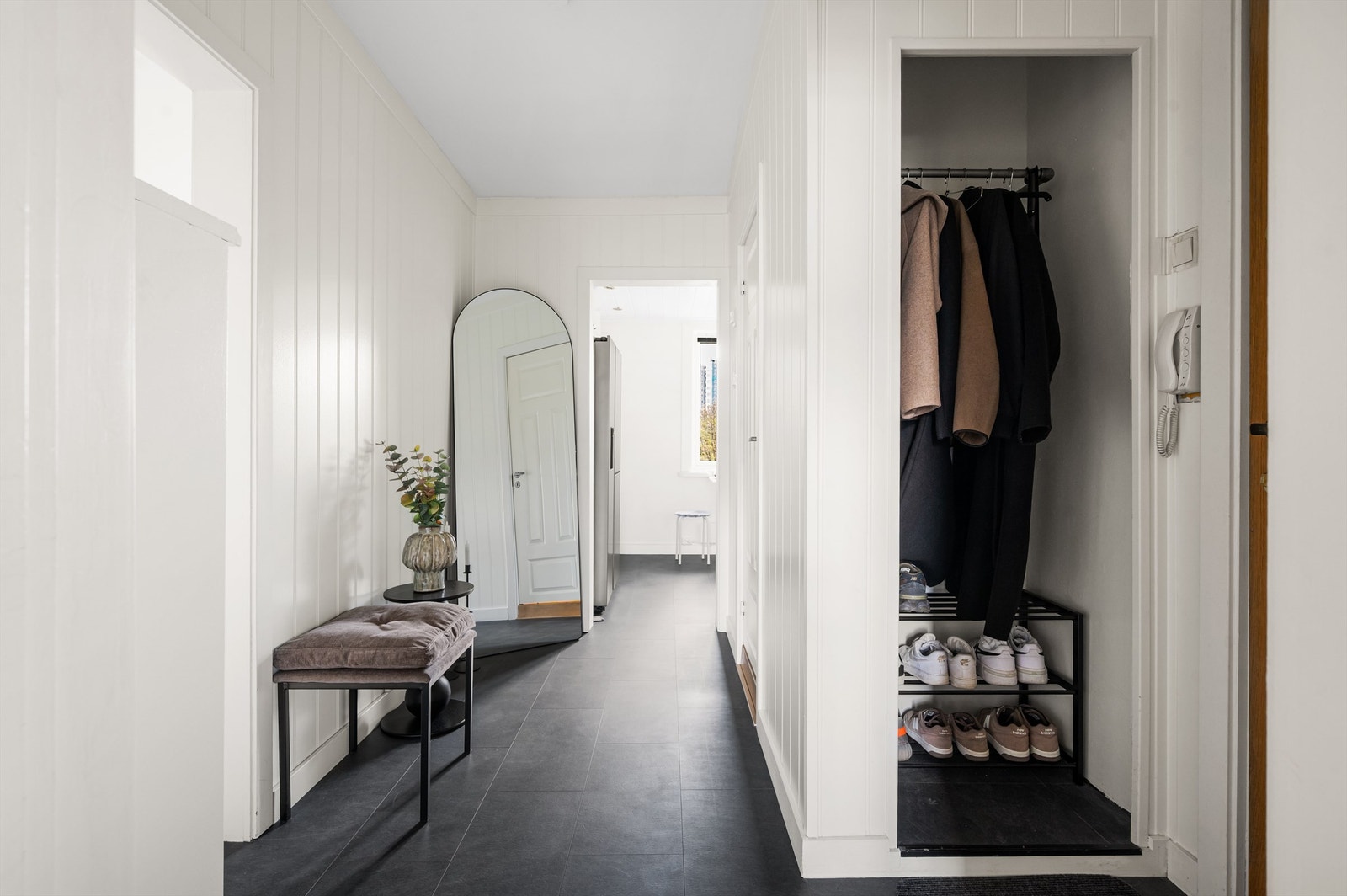 Velkommen inn! Innbydende entré som er med på å gi et godt førsteinntrykk av leiligheten. I entréen er det god plass til oppbevaring av sko og yttertøy. Galleribilde
